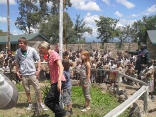 Besucher bei einer Begegnung auf dem Schulgelände in Kenia