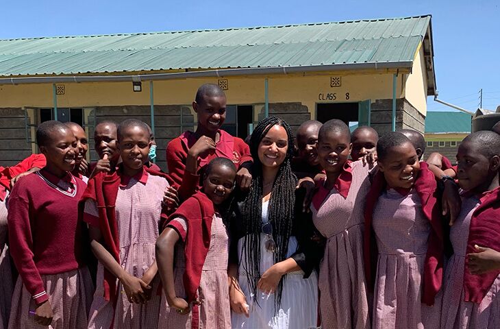 Glückliche Kinder vor einer von KIDI gebauten Schule in Kenia