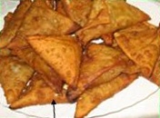 Samosas auf einem Teller