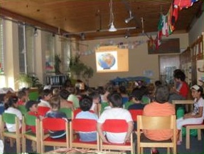 Schülerinnen und Schüler bei einem Vortrag im Klassenzimmer